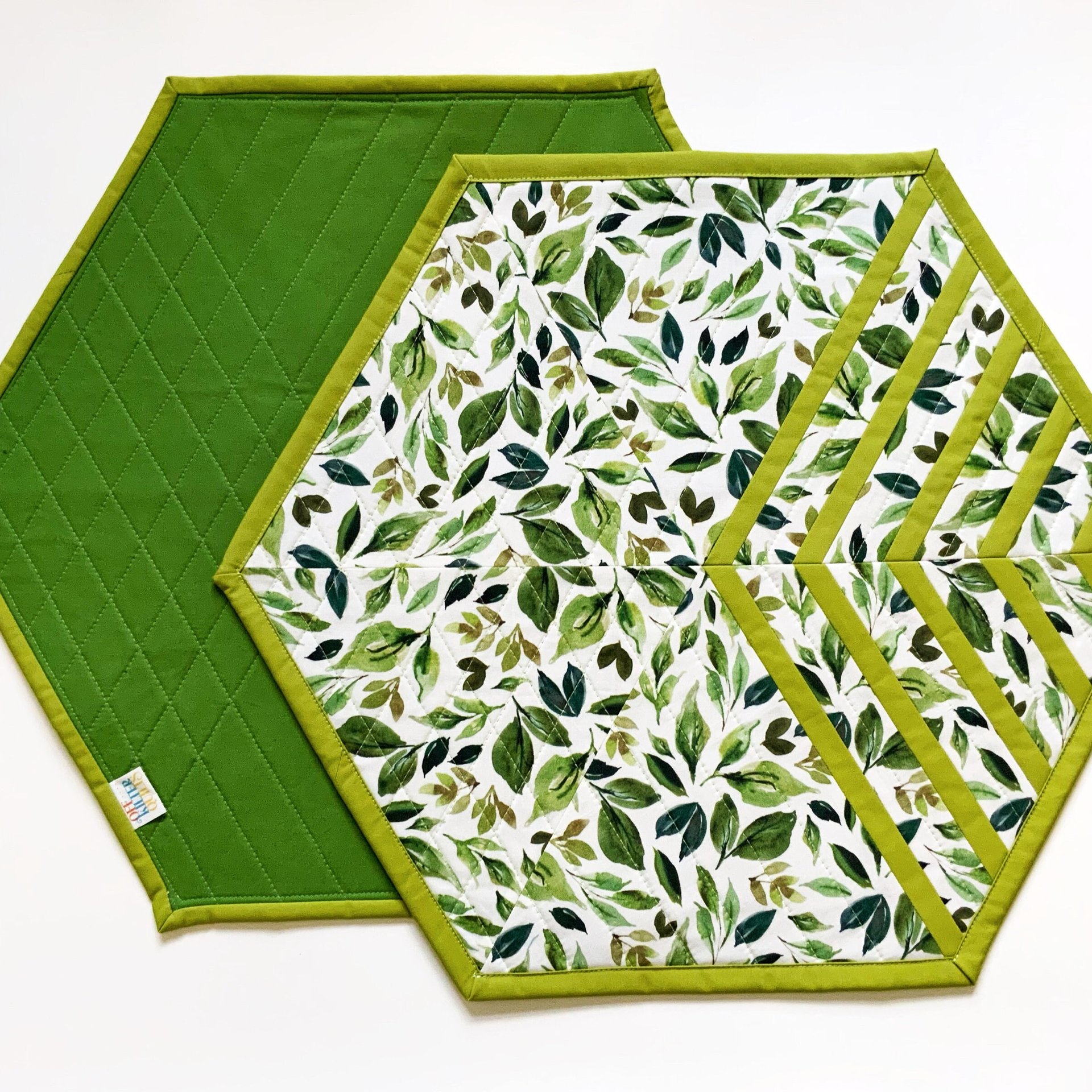 Placemats, Quilted Green and White with Leaves, Perfect for Round Tables, Set of Two Hexagon-Shaped Table Mats for Modern Kitchen, Trivet