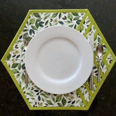 Placemats, Quilted Green and White with Leaves, Perfect for Round Tables, Set of Two Hexagon-Shaped Table Mats for Modern Kitchen, Trivet